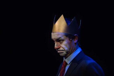 Photo du spectacle "La vie et la mort de J. Chirac, roi des Français" de Léo Cohen-Paperman par Simon Loiseau